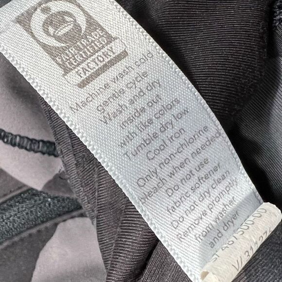 Athleta Lightning Stash Pocket Camo 7/8 Tight Legging Black Camo Women’s Size XS - Picture 7 of 16